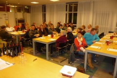 Een aandachtig publiek tijdens de wijnproeverij op RSG DE Borgen te Leek
