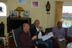Een wijnproeverij met vrienden in centrum Enkhuizen op de woonark