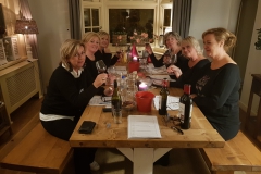 Gezellige wijnproeverij met vrienden op locatie in Hoenderloo