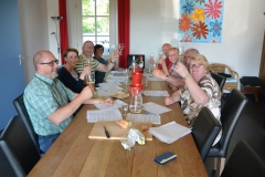 Een toast op de wijnproeverij met vrienden in Venray
