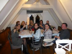 Wijnproeverij met vrienden tijdens een gezellig feest in Amsterdam