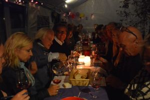 Wijnproeverij met familie en vrienden tijdens feest in Amstelveen