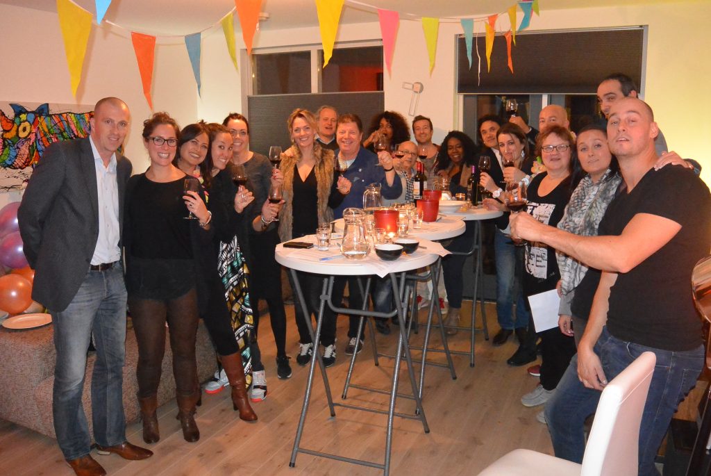 Wijnproeverij met vrienden tijdens een gezellig feest in Alkmaar.