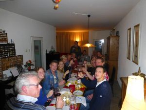 Wijnproeverij met vrienden tijdens een gezellig feest in Bunnik.
