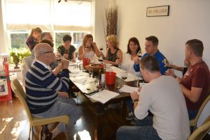 Wijnproeverij met vrienden tijdens een gezellig feest in Veenendaal